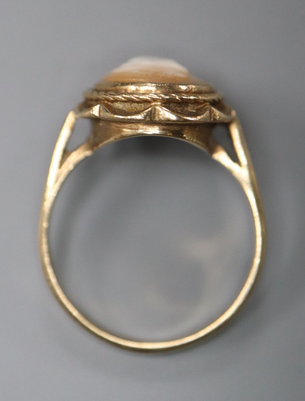 9ct gold and oval cameo shell set ring, carved with the bust of a lady to dexter, size K, gross 2.8 grams.